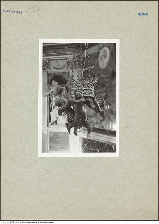 Vorderseite von ICCD [https://www.deutsche-digitale-bibliothek.de/content/lizenzen/rv-ez/] Leuchter: von drei Engeln getragene Krone - , bh170018_recto. Foto.