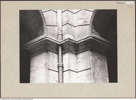 Vorderseite von Bibliotheca Hertziana [https://www.deutsche-digitale-bibliothek.de/content/lizenzen/rv-fz/] Palazzo VidoniCortile - Eckpfeilerstellung: Detail, bh170420_recto. Foto.