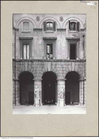 Vorderseite von Bibliotheca Hertziana [https://www.deutsche-digitale-bibliothek.de/content/lizenzen/rv-fz/] Palazzo VidoniCortile - Zugangsseite, bh170421_recto. Foto.