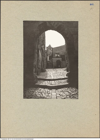 Vorderseite von Leone, G. (Ragusa) [https://www.deutsche-digitale-bibliothek.de/content/lizenzen/rv-ez/] Treppe zur Kirche San Giovanni Battista, bh171602_recto. Foto: Leone, G..