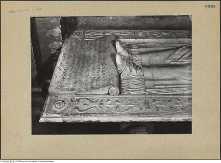 Vorderseite von ICCD [https://www.deutsche-digitale-bibliothek.de/content/lizenzen/rv-ez/] Grabmal des Kardinals Christopher Bainbridge - Detail: Füße und Inschrift, bh173384_recto. Foto.