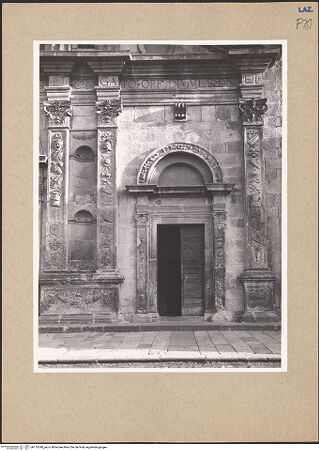 Vorderseite von Getty Research Institute [https://www.deutsche-digitale-bibliothek.de/content/lizenzen/rv-fz/] Santa CristinaCollegiata Santa CristinaWestfassade - Erdgeschoss, Detail: rechte Achse, bh175340_recto. Foto: Hutzel, Max.