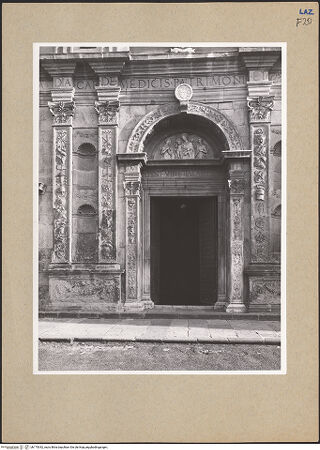 Vorderseite von Getty Research Institute [https://www.deutsche-digitale-bibliothek.de/content/lizenzen/rv-ez/] Santa CristinaCollegiata Santa CristinaWestfassade - Erdgeschoss, Detail: Mittelachse mit Hauptportal, bh175342_recto. Foto: Hutzel, Max.