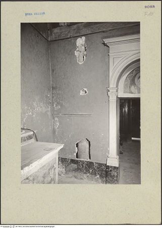 Vorderseite von ICCD (GFN) [https://www.deutsche-digitale-bibliothek.de/content/lizenzen/rv-ez/] San Silvestro in CapiteCappella del Sacro Cuore - Wand mit freigelegter Säule, bh175692_recto. Foto (digital).