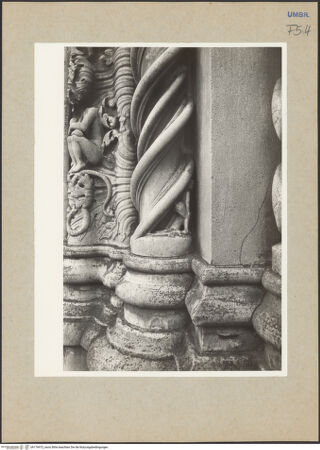 Vorderseite von Getty Research Institute? [https://www.deutsche-digitale-bibliothek.de/content/lizenzen/rv-ez/] HauptportalLinkes Gewände mit Aposteldarstellungen - Untere Zone, Detail, bh176972_recto. Foto: Hutzel, Max.