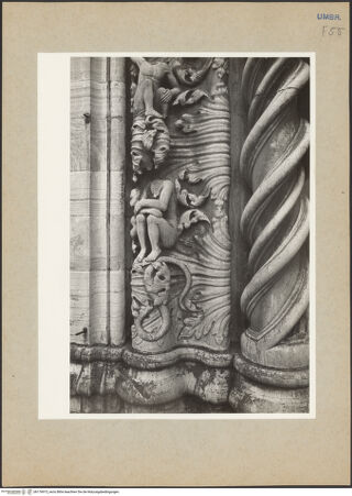 Vorderseite von Getty Research Institute? [https://www.deutsche-digitale-bibliothek.de/content/lizenzen/rv-ez/] HauptportalLinkes Gewände mit Aposteldarstellungen - Untere Zone, Detail: Akanthusblätter mit menschlichen und tierischen Figuren sowie äußere Säule, bh176973_recto. Foto: Hutzel, Max.