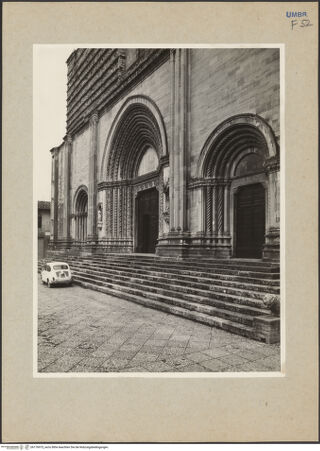 Vorderseite von Getty Research Institute? [https://www.deutsche-digitale-bibliothek.de/content/lizenzen/rv-fz/] San FortunatoNordfassade - Treppenanlage und Untergeschoss, von Nordwesten, bh176975_recto. Foto: Hutzel, Max.