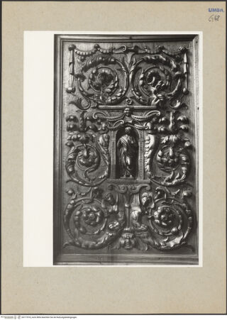 Vorderseite von Getty Research Institute [https://www.deutsche-digitale-bibliothek.de/content/lizenzen/rv-ez/] Chorgestühl - Westlicher Abschnitt, obere Sitzreihe, Detail: Dorsale (1. Feld von rechts), bh177018_recto. Foto: Hutzel, Max.