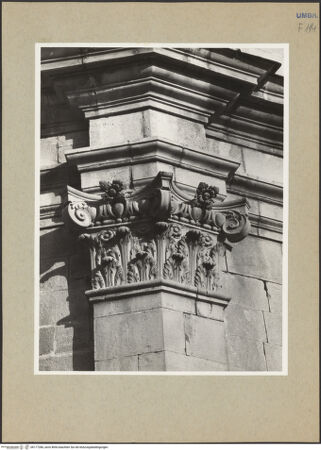 Vorderseite von Getty Research Institute [https://www.deutsche-digitale-bibliothek.de/content/lizenzen/rv-ez/] Kapitelle am AußenbauKapitell mit zwei übereinander angeordneten Akanthusblattkränzen - Gesamtansicht, bh177286_recto. Foto: Hutzel, Max.