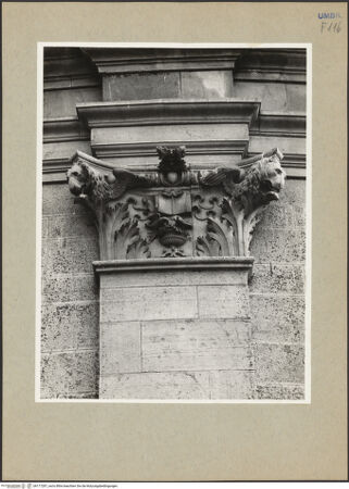 Vorderseite von Getty Research Institute [https://www.deutsche-digitale-bibliothek.de/content/lizenzen/rv-ez/] Kapitelle der unteren Pilasterordnung der NordapsisKapitell mit geflügelten Löwenköpfen anstelle der Voluten - Vorderseite, bh177287_recto. Foto: Hutzel, Max.