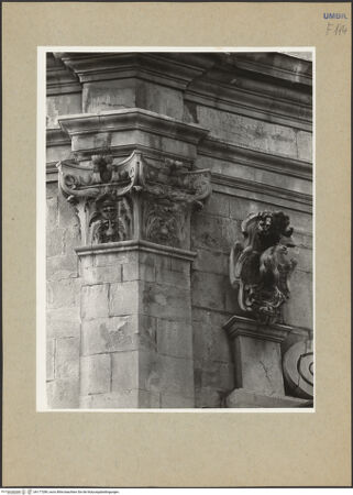 Vorderseite von Getty Research Institute [https://www.deutsche-digitale-bibliothek.de/content/lizenzen/rv-ez/] Kapitelle am AußenbauKapitell mit nach oben gerollten Voluten, zwischen den Eckblättern Kandelaber - Gesamtansicht, rechts Kartusche mit dem Todiner Adler (Ostportal), bh177289_recto. Foto: Hutzel, Max.