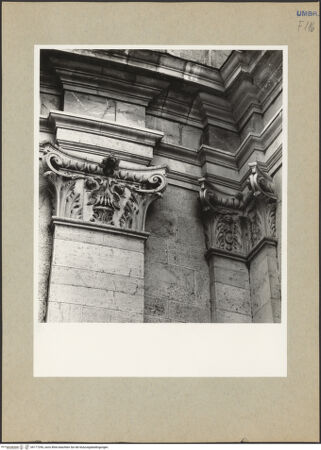 Vorderseite von Getty Research Institute [https://www.deutsche-digitale-bibliothek.de/content/lizenzen/rv-ez/] Kapitelle der unteren Pilasterordnung der Nordapsis - Detail: zwei Kapitelle (Kapitell mit aufsteigenden Voluten und geknicktes Kapitell der NW-Ecke), bh177290_recto. Foto: Hutzel, Max.