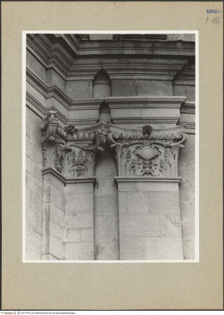 Vorderseite von Getty Research Institute [https://www.deutsche-digitale-bibliothek.de/content/lizenzen/rv-ez/] Kapitelle am Außenbau - Nordapsis, untere Ordnung, Detail: zwei Kapitelle (geknicktes Kapitell an der inneren Ecke der Nordapsis zum nordöstlichen Pfeilervorsprung und Kapitell mit aufsteigenden Voluten), bh177291_recto. Foto: Hutzel, Max.