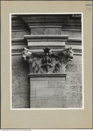 Vorderseite von Getty Research Institute [https://www.deutsche-digitale-bibliothek.de/content/lizenzen/rv-ez/] Kapitelle der unteren Pilasterordnung der NordapsisKapitell mit geflügelten Stieren anstelle der Voluten - Vorderseite, bh177292_recto. Foto: Hutzel, Max.