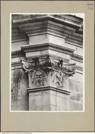 Vorderseite von Getty Research Institute [https://www.deutsche-digitale-bibliothek.de/content/lizenzen/rv-ez/] Kapitelle am AußenbauKapitell mit nach oben gerollten Voluten, zwischen den Eckblättern je zwei gekreuzte Kelche mit einem Weihrauchgefäß - Gesamtansicht, bh177293_recto. Foto: Hutzel, Max.