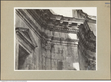 Vorderseite von Getty Research Institute [https://www.deutsche-digitale-bibliothek.de/content/lizenzen/rv-ez/] Santa Maria della Consolazione - Südostecke, Detail: Kranzgesims, bh177294_recto. Foto: Hutzel, Max.