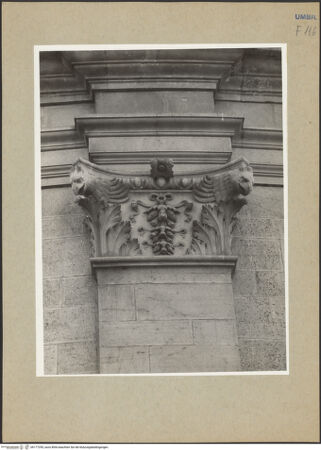 Vorderseite von Getty Research Institute [https://www.deutsche-digitale-bibliothek.de/content/lizenzen/rv-ez/] Kapitelle der unteren Pilasterordnung der NordapsisKapitell mit Adlerköpfen anstelle der Voluten - Vorderseite, bh177295_recto. Foto: Hutzel, Max.