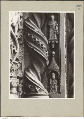 Vorderseite von Getty Research Institute? [https://www.deutsche-digitale-bibliothek.de/content/lizenzen/rv-ez/] HauptportalRechtes Gewände mit Propheten und Szenen aus dem Alten Testament sowie den heiligen Fortunatus und Franz von Assisi - Detail: Prophet mit Schriftrolle (oben) und heiliger Fortunatus, bh177302_recto. Foto: Hutzel, Max.