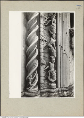 Vorderseite von Getty Research Institute? [https://www.deutsche-digitale-bibliothek.de/content/lizenzen/rv-ez/] HauptportalRechtes Gewände mit Propheten und Szenen aus dem Alten Testament sowie den heiligen Fortunatus und Franz von Assisi - Detail: gedrehter Säulenschaft und Akanthusblätter mit Figuren, bh177304_recto. Foto: Hutzel, Max.