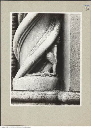 Vorderseite von Getty Research Institute? [https://www.deutsche-digitale-bibliothek.de/content/lizenzen/rv-ez/] HauptportalLinkes Gewände mit Aposteldarstellungen - Detail: Basis der äußeren Säule, bh177320_recto. Foto: Hutzel, Max.