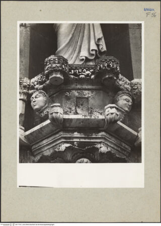 Vorderseite von Getty Research Institute? [https://www.deutsche-digitale-bibliothek.de/content/lizenzen/rv-ez/] HauptportalVerkündigungsmaria - Detail: Sockel, bh177321_recto. Foto: Hutzel, Max.