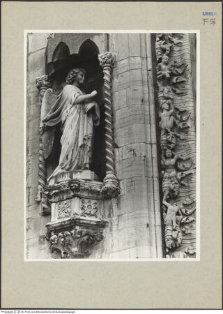 Vorderseite von Getty Research Institute? [https://www.deutsche-digitale-bibliothek.de/content/lizenzen/rv-ez/] HauptportalVerkündigungsengel - Schrägansicht von rechts, bh177336_recto. Foto: Hutzel, Max.