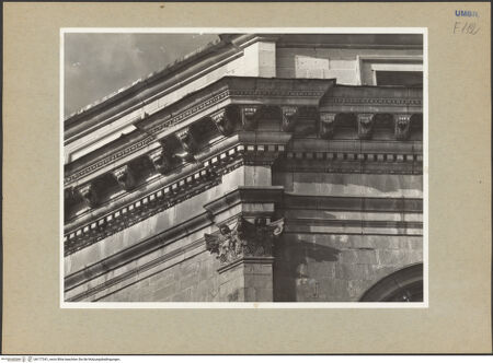 Vorderseite von Getty Research Institute [https://www.deutsche-digitale-bibliothek.de/content/lizenzen/rv-ez/] Santa Maria della ConsolazioneSüdapsis - Obere Ordnung, Detail: Kapitell und Kranzgesims, bh177341_recto. Foto: Hutzel, Max.