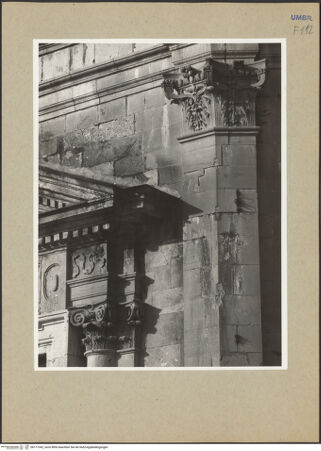 Vorderseite von Getty Research Institute [https://www.deutsche-digitale-bibliothek.de/content/lizenzen/rv-ez/] Santa Maria della ConsolazioneSüdapsis - Unteres Geschoss, Stirnseite, Detail des Südportals und des rechten geknickten Pilasters, bh177342_recto. Foto: Hutzel, Max.