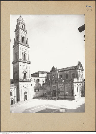 Vorderseite von Guido, Giovanni, Lecce [https://www.deutsche-digitale-bibliothek.de/content/lizenzen/rv-ez/] Duomo & AssuntaNordfassade - Campanile und Nordfassade von Nordwesten, bh179810_recto. Foto: Guido, Giovanni.