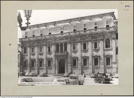 Vorderseite von Guido, Giovanni, Lecce [https://www.deutsche-digitale-bibliothek.de/content/lizenzen/rv-ez/] Palazzo del Seminario - Gesamtansicht, bh179813_recto. Foto: Guido, Giovanni.
