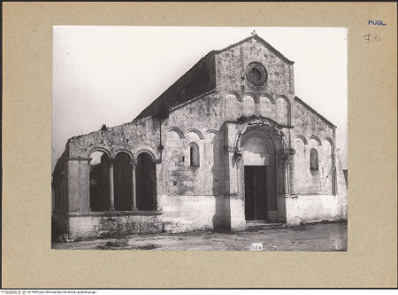 Vorderseite von Guido, Giovanni, Lecce [https://www.deutsche-digitale-bibliothek.de/content/lizenzen/rv-ez/] Abbazia di Santa Maria di CerrateWestfassade - Fassade und Westarkade der Loggia (vor dem 1968 Restaurierung), bh179892_recto. Foto: Guido, Giovanni.