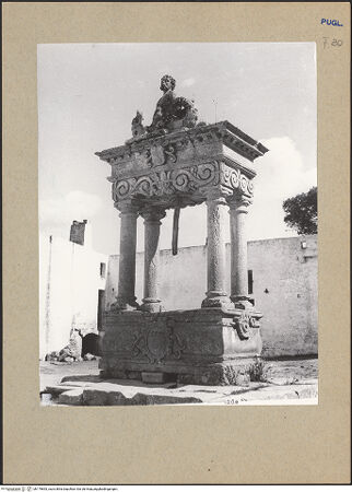 Vorderseite von Guido, Giovanni, Lecce [https://www.deutsche-digitale-bibliothek.de/content/lizenzen/rv-ez/] Brunnen mit Triton - Gesamtansicht von Südwesten, bh179893_recto. Foto: Guido, Giovanni.