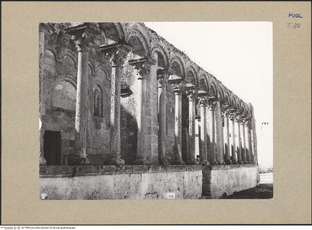 Vorderseite von Guido, Giovanni, Lecce [https://www.deutsche-digitale-bibliothek.de/content/lizenzen/rv-ez/] Abbazia di Santa Maria di Cerrate - Arkade von Nordosten (vor dem 1968 Restaurierung), bh179894_recto. Foto: Guido, Giovanni.