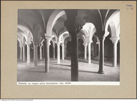 Vorderseite von Guido, Giovanni, Lecce [https://www.deutsche-digitale-bibliothek.de/content/lizenzen/rv-ez/] CattedraleKrypta - Ansicht von Nordosten, bh179900_recto. Foto: Guido, Giovanni.