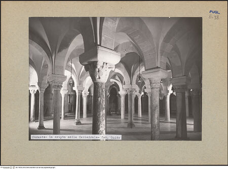 Vorderseite von Guido, Giovanni, Lecce [https://www.deutsche-digitale-bibliothek.de/content/lizenzen/rv-ez/] CattedraleKrypta - Ansicht von Nordwesten, bh179904_recto. Foto: Guido, Giovanni.