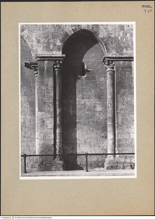 Vorderseite von ICCD [https://www.deutsche-digitale-bibliothek.de/content/lizenzen/rv-ez/] Ziborium der Hauptaltar - Gesamtansicht, bh180288_recto. Foto.