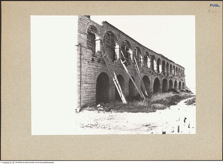 Vorderseite von Bibliotheca Hertziana [https://www.deutsche-digitale-bibliothek.de/content/lizenzen/rv-fz/] Abbazia di Santa Maria di Colonna - Seitenansicht der Ostseite (zum Meer weisende Arkaden - vor der Restaurierung), bh180488_recto. Foto: Lehmann-Brockhaus, Otto.