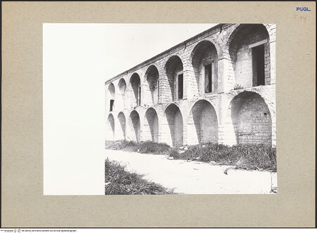 Vorderseite von Bibliotheca Hertziana [https://www.deutsche-digitale-bibliothek.de/content/lizenzen/rv-fz/] Abbazia di Santa Maria di Colonna - Arkaden der Westseite (links der Kirche - vor der Restaurierung), bh180490_recto. Foto: Lehmann-Brockhaus, Otto.