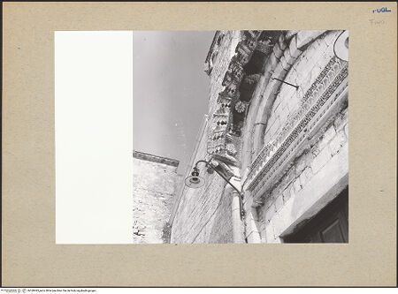 Vorderseite von Bibliotheca Hertziana [https://www.deutsche-digitale-bibliothek.de/content/lizenzen/rv-fz/] Abbazia di Santa Maria di Colonna - Fassade, Portal, Teilansicht, bh180493_recto. Foto: Lehmann-Brockhaus, Otto.