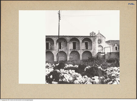 Vorderseite von Bibliotheca Hertziana [https://www.deutsche-digitale-bibliothek.de/content/lizenzen/rv-fz/] Abbazia di Santa Maria di Colonna - Arkaden der Westseite (links der Kirche - vor der Restaurierung), bh180495_recto. Foto: Lehmann-Brockhaus, Otto.