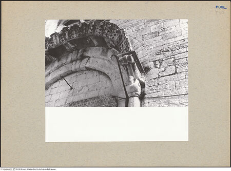 Vorderseite von Bibliotheca Hertziana [https://www.deutsche-digitale-bibliothek.de/content/lizenzen/rv-fz/] Abbazia di Santa Maria di Colonna - Fassade, Portal, Teilansicht, bh180496_recto. Foto: Lehmann-Brockhaus, Otto.