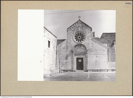 Vorderseite von Bibliotheca Hertziana [https://www.deutsche-digitale-bibliothek.de/content/lizenzen/rv-fz/] Abbazia di Santa Maria di Colonna - Hauptfassade von Westen, bh180497_recto. Foto: Lehmann-Brockhaus, Otto.