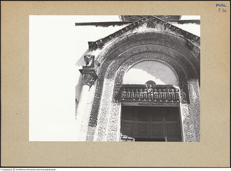 Vorderseite von Bibliotheca Hertziana [https://www.deutsche-digitale-bibliothek.de/content/lizenzen/rv-fz/] HauptportalArchivolten und Türpfosten: Tiere, Hybride Lebewesen - Teilansicht, bh180608_recto. Foto: Lehmann-Brockhaus, Otto.