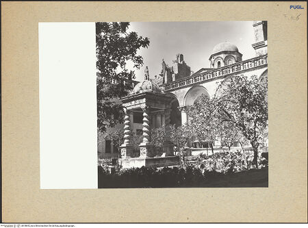 Vorderseite von Bibliotheca Hertziana [https://www.deutsche-digitale-bibliothek.de/content/lizenzen/rv-fz/] Santi Niccolò e CataldoChiostro Grande - Blick in den Kreuzgang mit Brunnenhaus von Südosten, bh180642_recto. Foto: Lehmann-Brockhaus, Otto.