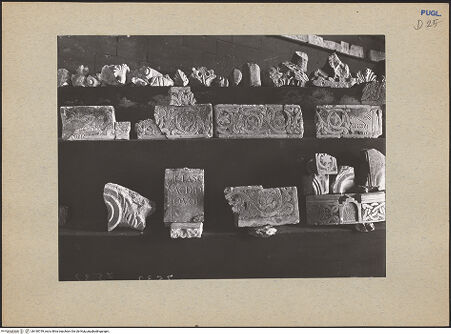 Vorderseite von ICCD [https://www.deutsche-digitale-bibliothek.de/content/lizenzen/rv-ez/] Skulpturale Fragmente der liturgischen Ausstattung der Kathedrale (1226/1251?) und die Ciboria von Anseramo da Trani (1280/1309) - Skulpturale Fragmente, bh180749_recto. Foto.