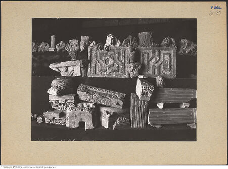 Vorderseite von ICCD [https://www.deutsche-digitale-bibliothek.de/content/lizenzen/rv-ez/] Skulpturale Fragmente der liturgischen Ausstattung der Kathedrale (1226/1251?) und die Ciboria von Anseramo da Trani (1280/1309) - Skulpturale Fragmente, bh180752_recto. Foto.