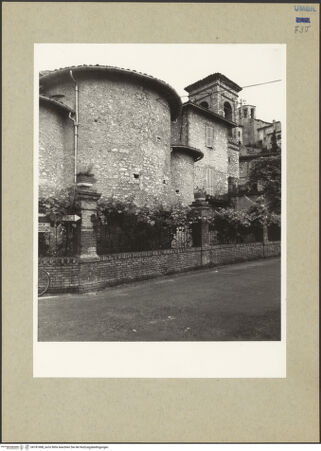 Vorderseite von Getty Research Institute [https://www.deutsche-digitale-bibliothek.de/content/lizenzen/rv-ez/] Santa Maria Assunta - Haupt- und Nebenapsis, von Nordwesten, bh181088_recto. Foto: Hutzel, Max.