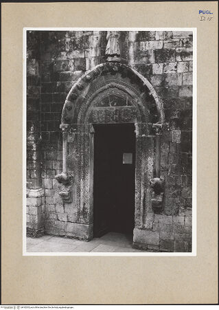 Vorderseite von ICCD [https://www.deutsche-digitale-bibliothek.de/content/lizenzen/rv-ez/] Südliches Seitenportal (der heilige Petrus) - Gesamtansicht, bh182333_recto. Foto.