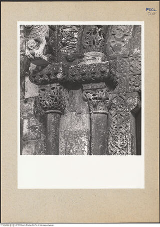 Vorderseite von ICCD [https://www.deutsche-digitale-bibliothek.de/content/lizenzen/rv-ez/] Hauptportal (thronende Madonna - Christus und die Apostel) - Kapitelle links, bh182334_recto. Foto.