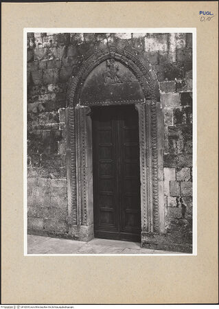 Vorderseite von ICCD [https://www.deutsche-digitale-bibliothek.de/content/lizenzen/rv-ez/] Nördliches Seitenportal (der heilige Georg) - Gesamtansicht, bh182335_recto. Foto.